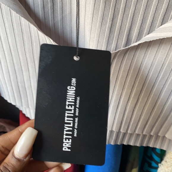 V neck cut grey crop top - Picture 2 of 4